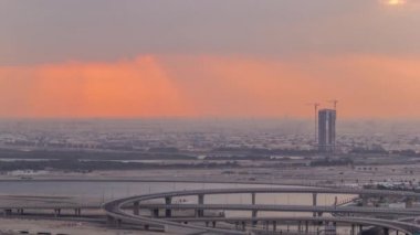 Gün doğumu sırasında Dubai Creek Limanı'nın hava saati ne kadar sürerse o da kesiştiği yer. Dubai - Bae.