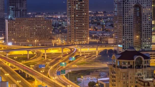 迪拜市中心高速公路交汇处的鸟瞰图，夜间到白天延时. — 图库视频影像