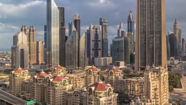 Vista aérea no centro da cidade e distrito financeiro em Dubai timelapse, Emirados Árabes Unidos com arranha-céus e rodovias . — Vídeo de Stock