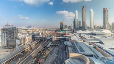 İnşaat altında inşaat ile Finans merkezi yol timelapse havadan görünümü