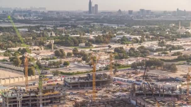 Atividade de construção no centro de Dubai com guindastes e trabalhadores timelapse, Emirados Árabes Unidos . — Vídeo de Stock