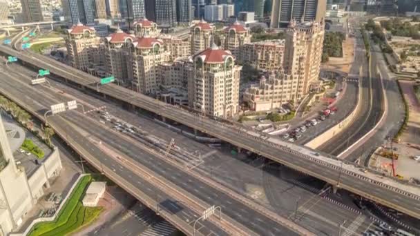 Vista aérea del intercambio de carreteras en el centro de Dubái timelapse mañana . — Vídeos de Stock