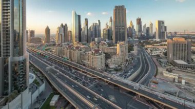 Sheikh Zayed Road ve DIFC gün gece timelapse Dubai, Birleşik Arap Emirlikleri için binaların görünümünü manzarası.