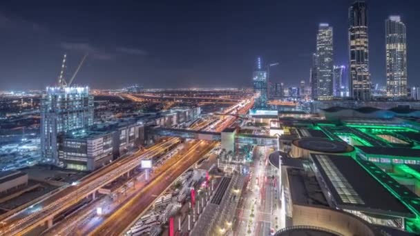 Vue aérienne du centre financier route nuit timelapse avec bâtiment en construction — Video