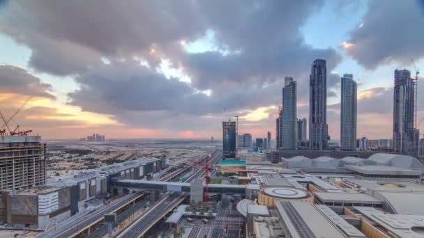 Salida del sol vista aérea del centro financiero carretera mañana timelapse con edificio en construcción — Vídeo de stock