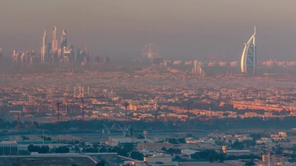 Dubai Marina en Jumeirah Beach tijdens zonsopgang met vroege ochtend mist timelapse in Dubai, Verenigde Arabische Emiraten — Stockvideo