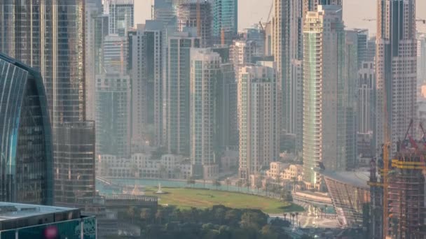 Dubai Downtown under Golden Sunrise morgon scen Timelapse. — Stockvideo