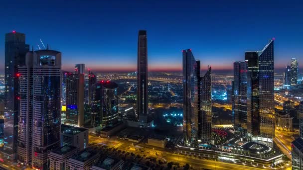 Dubai Downtown Skyline z najwyższych wieżowców i ruchu na autostradzie noc do timelapse dzień — Wideo stockowe