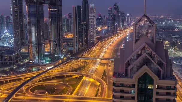 Dubai skyline centro con los rascacielos más altos y el tráfico más concurrido en la intersección de carreteras noche a día timelapse — Vídeo de stock