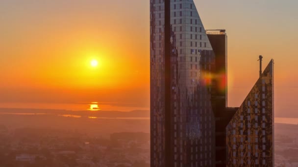 Salida del sol sobre el horizonte de Dubái por la mañana, vista aérea al centro de la ciudad hitos timelapse . — Vídeo de stock