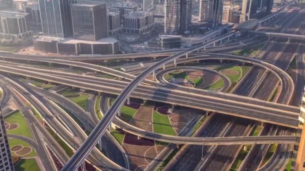 Vista aérea de la mañana del intercambio de carreteras en Dubai timelapse centro . — Vídeos de Stock