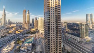 Gün batımında modern mimariye sahip Dubai şehir merkezinin ve Business körfezinin güzel silueti.