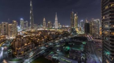 Dubai Downtown silueti gece timelapse Burj Khalifa ve diğer kuleleri Dubai'de üstten paniramic görünümü ile