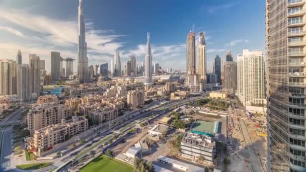 Dubai Centro horizonte timelapse con Burj Khalifa y otras torres vista panirámica desde la parte superior de Dubai — Vídeo de stock