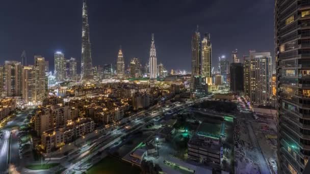 Dubai Centro skyline noche timelapse con Burj Khalifa y otras torres vista panirámica desde la parte superior de Dubai — Vídeos de Stock
