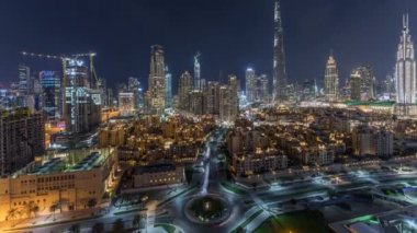Dubai Downtown silueti gece timelapse Burj Khalifa ve diğer kuleleri Dubai'de üstten paniramic görünümü ile
