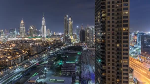 Nádherná panorama města Dubaje a obchodní zátoka s moderní architekturou v noci s časovou docházky. — Stock video