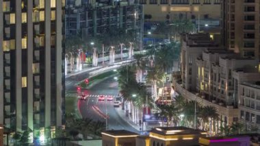 Mohammed Bin Rashid Bulvarı'nda kavşak trafik gece timelapse