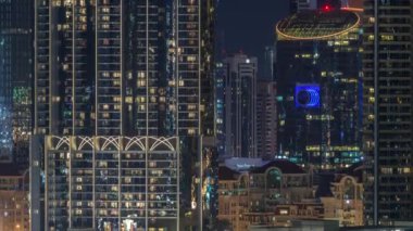 Dubai şehir merkezi timelapse, Birleşik Arap Emirlikleri ışıklı mimarisi ile havadan gece şehir manzarası.