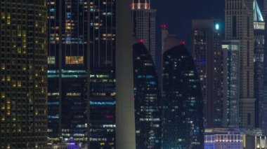 Dubai şehir merkezi timelapse, Birleşik Arap Emirlikleri ışıklı mimarisi ile havadan gece şehir manzarası.