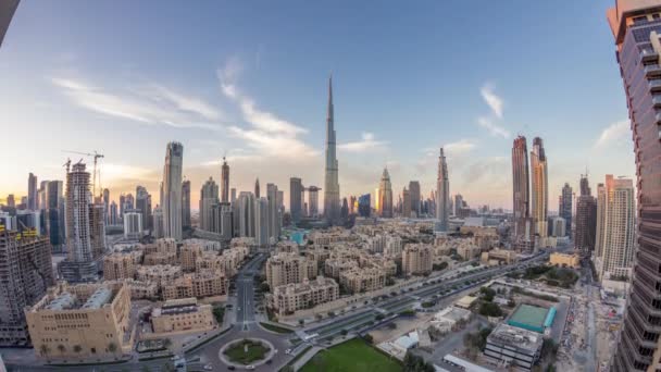 Dubai Downtown Skyline dzień do nocy timelapse z Burdż Chalifa i innych wież paniramiczny widok z góry w Dubaju — Wideo stockowe