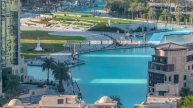 İnsan yapımı göl ve parkta yürüyen bazı insanlar üzerinde köprünün üst yakından görünümü