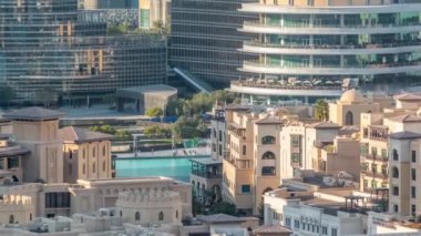 Arka planda hava timelapse gökdelenler ile Dubai'de Ünlü müzik çeşmesi