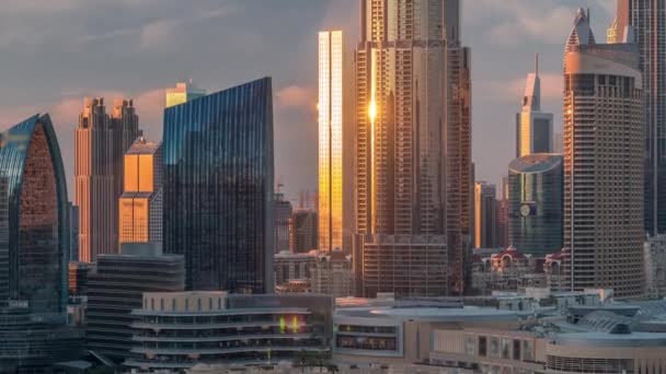 Luchtfoto zonsondergang Cityscape met architectuur van Dubai Downtown timelapse, Verenigde Arabische Emiraten. — Stockvideo