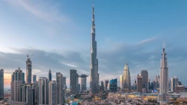 Dubai Downtown silueti Gece gündüz Burj Khalifa ve Diğer kuleleri Dubai'de üstten paniramic görünümü ile timelapse