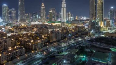 Dubai Downtown silueti gece timelapse Burj Khalifa ve diğer kuleleri Dubai'de üstten paniramic görünümü ile