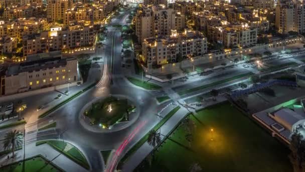 Widok z lotu ptaka okrężną drogą koło w centrum Dubaju z góry timelapse nocy. Dubai, Zjednoczone Emiraty Arabskie. — Wideo stockowe