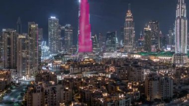 Dubai Downtown silueti gece timelapse Burj Khalifa ve diğer kuleleri Dubai'de üstten paniramic görünümü ile