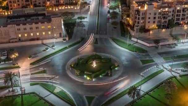 Légi felvétel egy körforgalmi kör út Dubai belvárosában a fenti éjszaka TimeLapse. Dubai, Egyesült Arab Emírségek. — Stock videók