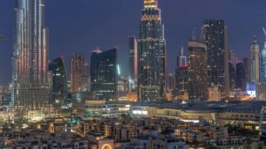 Dubai Downtown silueti gece gündüz timelapse Burj Khalifa ve diğer kuleleri Dubai'de üstten paniramic görünümü