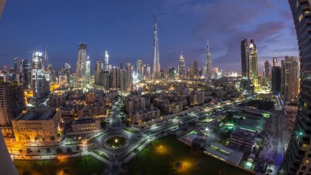 Dubai Downtown skyline natt till dag timelapse med Burj Khalifa och andra torn paniramic utsikt från toppen i Dubai — Stockvideo