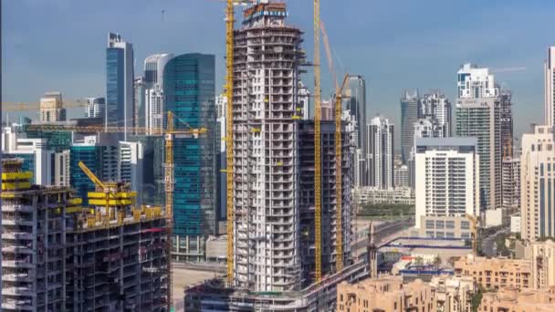 Atividade de construção no centro de Dubai com guindastes e trabalhadores timelapse, Emirados Árabes Unidos . — Vídeo de Stock