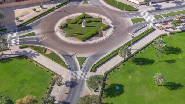 Εναέρια θέα ενός κυκλικού οδικού δρόμου στο Ντουμπάι στο κέντρο της πόλης από πάνω. Ντουμπάι, Ηνωμένα Αραβικά Εμιράτα. — Αρχείο Βίντεο
