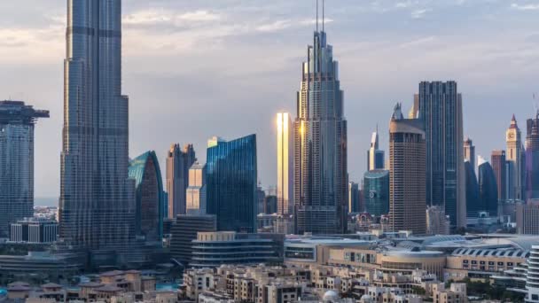 Dubai Downtown skyline pendant le coucher du soleil tours timelapse vue paniramique du haut à Dubaï — Video