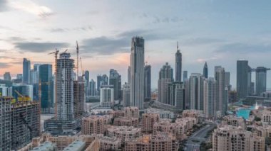 Dubai'de üstten modern kuleleri paniramic görünümü ile gün batımı timelapse sırasında Dubai Downtown silueti