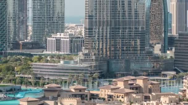 Famosa fuente musical en Dubai con rascacielos en el timelapse aéreo de fondo — Vídeo de stock