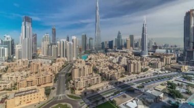 Dubai Downtown siluet timelapse Burj Khalifa ve diğer kuleleri ile Dubai'de üstten paniramic görünümü