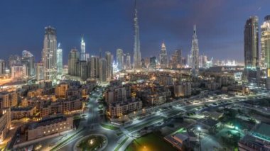Dubai Downtown silueti gece gündüz timelapse Burj Khalifa ve diğer kuleleri Dubai'de üstten paniramic görünümü
