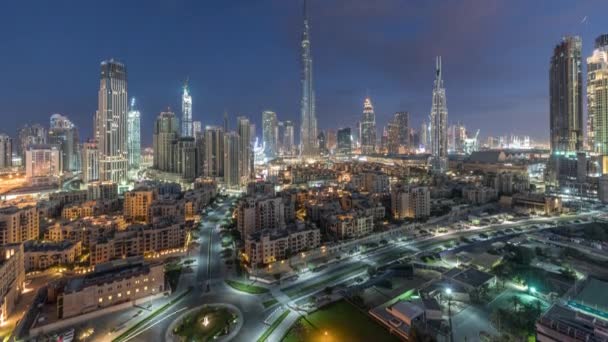 Dubai Downtown Skyline Night to Day timelapse met Burj Khalifa en andere torens Panoramique uitzicht vanaf de top in Dubai — Stockvideo