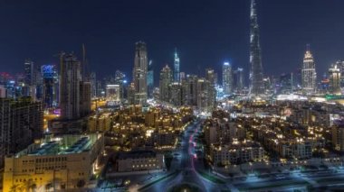 Dubai Downtown silueti Burj Khalifa ve Dubai'de üstten diğer kuleleri paniramic görünümü ile tüm gece timelapse sırasında