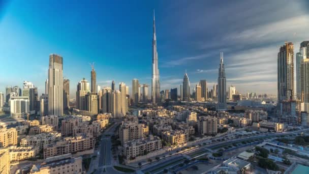 Dubai'de üstten gün doğumu paniramic görünümü sırasında Burj Khalifa ve diğer kuleleri ile Dubai Downtown siluet timelapse — Stok video