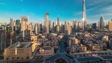Dubai'de üstten gün doğumu paniramic görünümü sırasında Burj Khalifa ve diğer kuleleri ile Dubai Downtown siluet timelapse