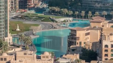 İnsan yapımı göl ve parkta yürüyen bazı insanlar üzerinde köprünün üst yakından görünümü