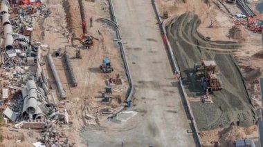 Ekskavatör, kamyon ve grader Dubai şehir timelapse yol şantiyesinde çalışıyor