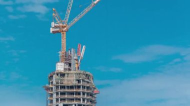 Dubai timelapse büyük vinçler ile yapım aşamasında bir gökdelenhavadan görünümü. Birleşik Arap Emirlikleri