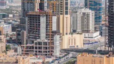 Dubai timelapse büyük vinçler ile yapım aşamasında bir gökdelenhavadan görünümü. Birleşik Arap Emirlikleri